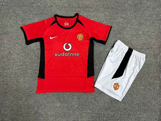 Man. Utd Home 02/04 Kids Retro Kit (Includes Shorts)